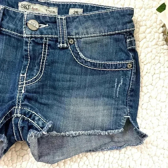 BKE Lowrise Stella V-Cut Stretch Slim Fit Hand Sanded Fray Denim Shorts Size 25 - Picture 11 of 15